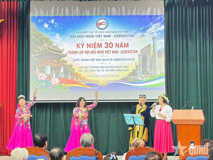 Các đại biểu thưởng thức những tiết mục nghệ thuật mang đậm bản sắc văn hóa hai đất nước.