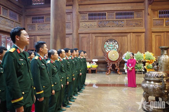  Đoàn đại biểu nghe giới thiệu về Khu di tích K9.