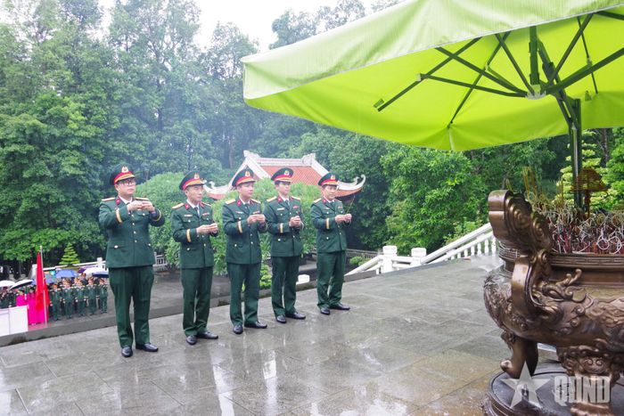  Chỉ huy Trung tâm 186 dâng hương tưởng nhớ Chủ tịch Hồ Chí Minh.