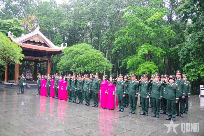   Đoàn đại biểu Trung tâm 186 tham gia lễ báo công dâng Bác. 