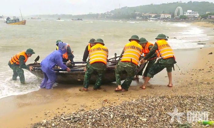 Cán bộ, chiến sĩ Đồn Biên phòng Bạch Long Vĩ (BĐBP TP Hải Phòng) hỗ trợ ngư dân di chuyển phương tiện lên bờ tránh trú bão.
