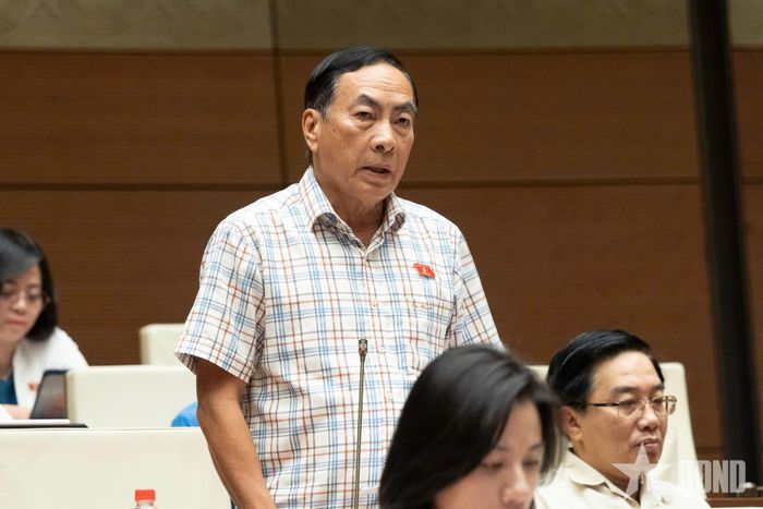 Đại biểu Phạm Văn Hòa phát biểu. 