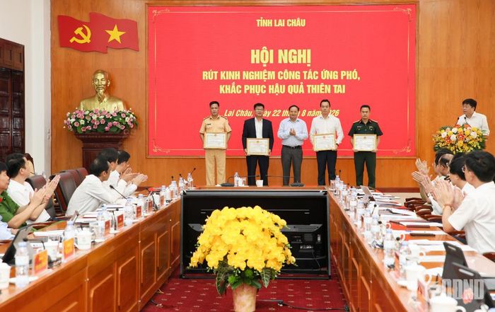  Đồng chí Lê Minh Ngân trao Bằng khen của Chủ tịch UBND tỉnh Lai Châu tặng các tập thể có thành tích xuất sắc. 