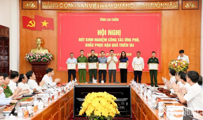  Đồng chí Hà Trọng Hải, Phó chủ tịch UBND tỉnh Lai Châu trao Bằng khen của Chủ tịch UBND tỉnh tặng các cá nhân có thành tích xuất sắc. 
