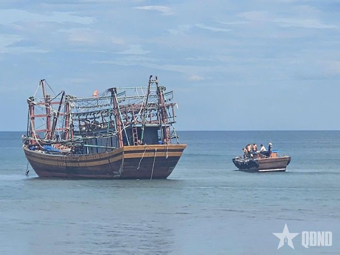 Tàu cá mắc cạn cách bờ biển khoảng 150m. 