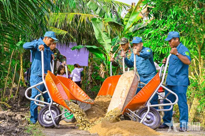 Lực lượng dân quân xã Ngãi Tứ, tỉnh Vĩnh Long giúp dân làm đường giao thông nông thôn.