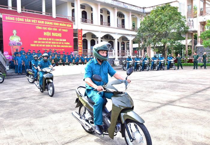 Cấp xe gắn máy cho lực lượng Dân quân tự vệ phục vụ cơ động.
