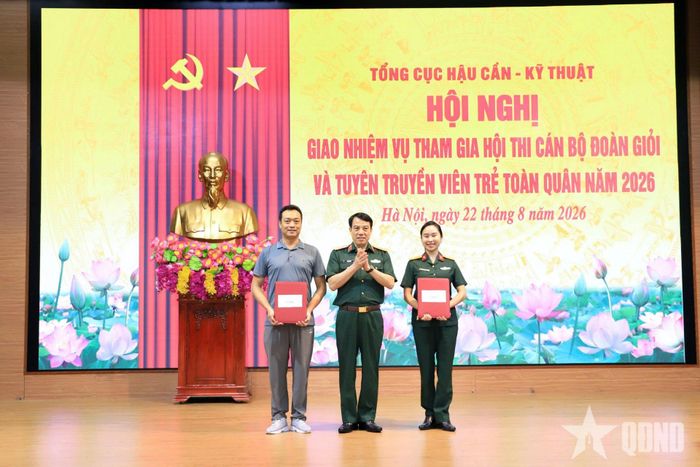 Thủ trưởng Tổng cục Hậu cần-Kỹ thuật tặng quà đội tuyển. 