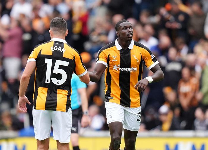 Các cầu thủ Hull City mừng bàn thắng vào lưới Man Utd. Ảnh: AP 