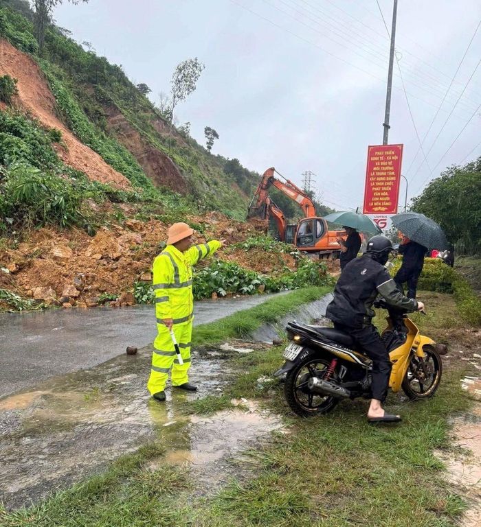  Lực lượng chức năng phân luồng giao thông tại điểm sạt lở tại Km2+100, tỉnh lộ 334 đặc khu Vân Đồn, tỉnh Quảng Ninh. 