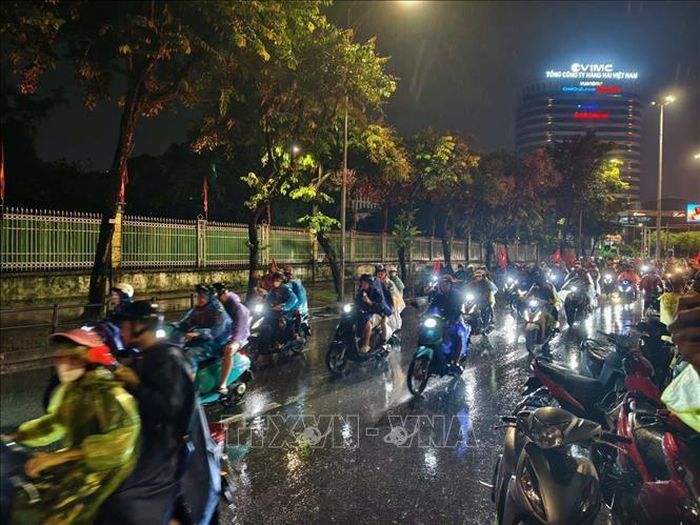 Cơn mưa xuyên suốt cả ngày không ngăn được niềm vui của người hâm mộ Thủ đô.