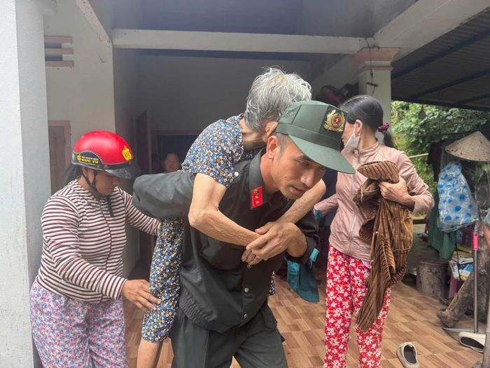 Cảnh sát cơ động luôn có mặt lúc người dân gặp khó khăn, hoạn nạn.