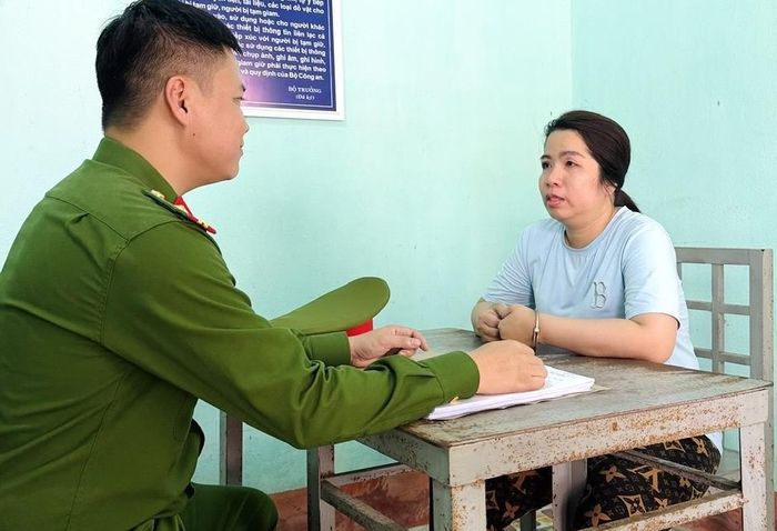 Cán bộ điều tra lấy lời khai đối tượng Trần Tiễn Như Nghi.