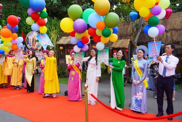 Đại biểu thực hiện nghi thức thả bóng bay vì hòa bình tại lễ khai mạc.