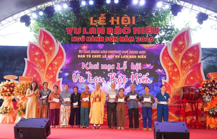 Ban Tổ chức trao các phần quà cho các gia đình chính sách và các gia đình phật tử có hoàn cảnh khó khăn.