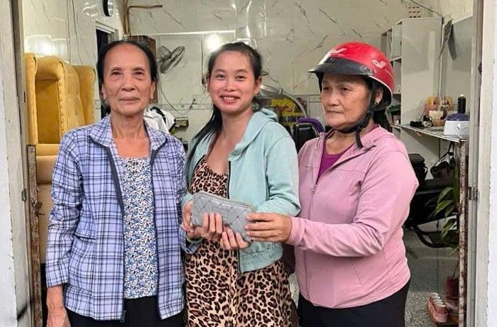 Bà Tấn và bà Phượng trao trả tài sản nhặt được cho chị Hằng.