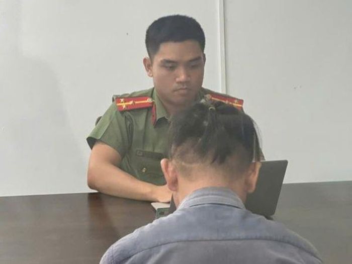 Công an xã Cẩm Thành làm việc với trường hợp tương tác với trang Facebook có nội dung thông tin xuyên tạc.