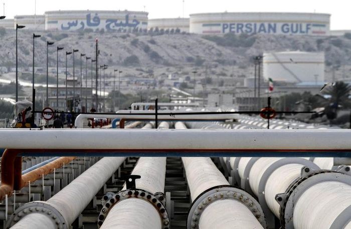 Các đường ống xuất khẩu dầu tại một cơ sở dầu mỏ trên đảo Kharg, Iran. Ảnh: AFP