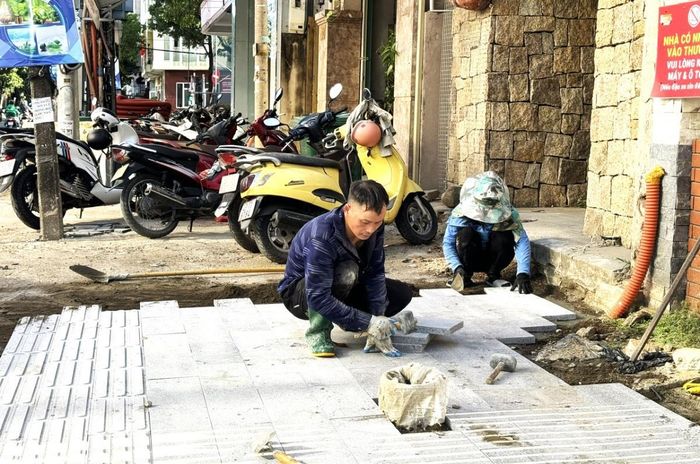 Thi công lát vỉa hè trên tuyến đường Phan Châu Trinh.
