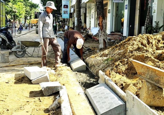 Thi công lắp đặt bó vỉa hè trên tuyến đường Lê Lợi.