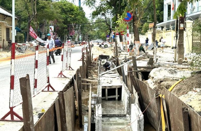 Thi công tuyến cống thoát nước trên tuyến đường Lê Lợi.