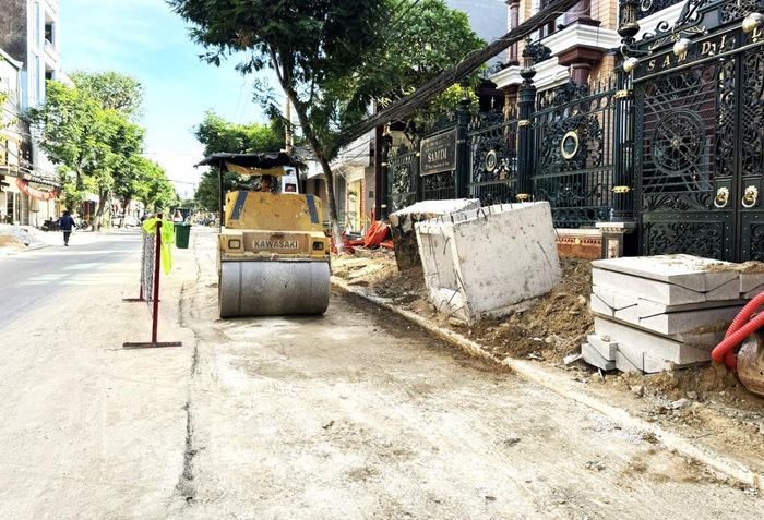 Thi công lu đầm nền đường trên tuyến đường Phan Châu Trinh.
