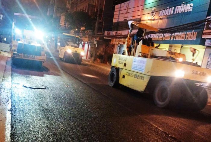 Thi công thảm nhựa lớp một trên tuyến đường Lê Lợi.