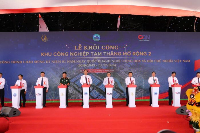Lãnh đạo thực hiện nghi thức Lễ khởi công dự án.