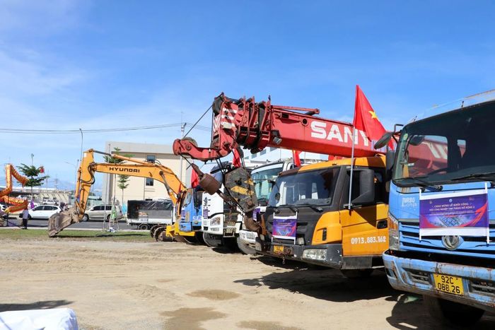 Nghi thức khởi công tại công trường.