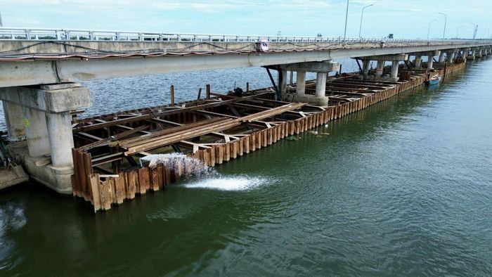 Nhà thầu đã thi công hoàn thành cừ larsen chống thấm, khung vây thượng hạ lưu.