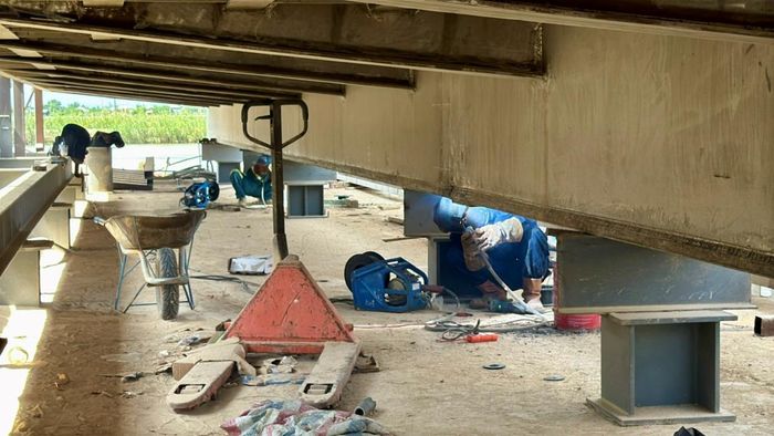 Công nhân tổ chức thi công 3 ca, 4 kíp để đẩy nhanh tiến độ.