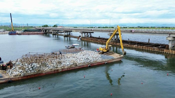Nhiều sà lan, máy móc được huy động để phục vụ công trình.