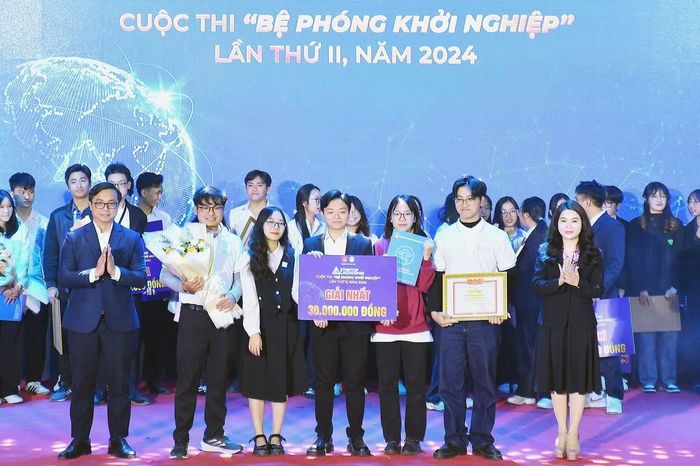 Minh Bảo cùng đồng đội nhận giải Quán quân “Bệ phóng Khởi nghiệp - Startup Launchpad 2024”.