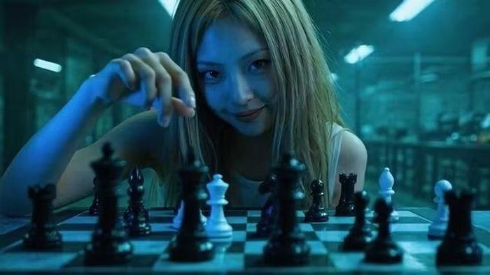 Ảnh chụp màn hình cho thấy một "robot mô phỏng" đang chơi cờ trong "Epos", một video do nhóm sinh viên ngành Thiết kế, ĐH Kookmin thực hiện.