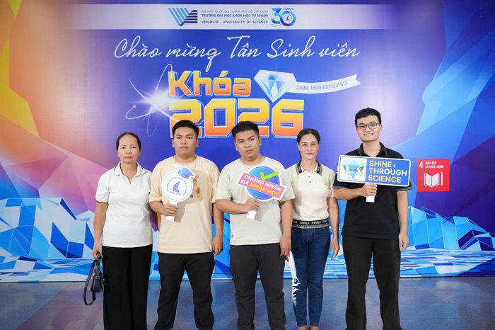  Trí Hậu (thứ 2 từ trái qua), Trí Hiền (thứ 3 từ trái qua) cùng mẹ (bìa trái) và bạn cùng mẹ của bạn, chụp ảnh lưu niệm tại Trường ĐH Khoa học Tự nhiên khi đến làm thủ tục nhập học, chiều 21-8. 