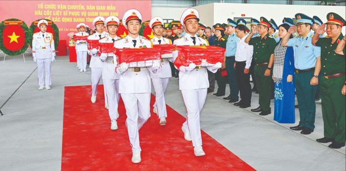  Đội tiêu binh đưa các mẫu sinh phẩm hài cốt liệt sĩ lên máy bay tại ga quân sự, sân bay Tân Sơn Nhất. ẢNH: MẠNH THẮNG 