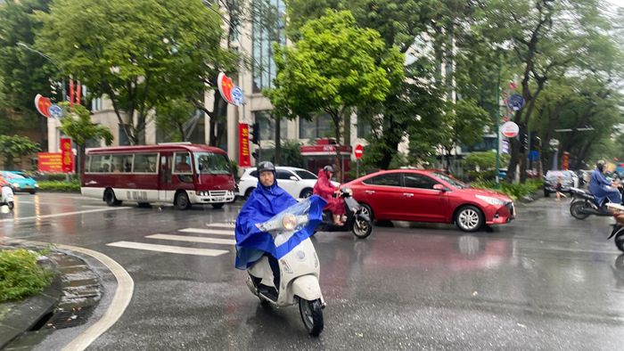  Hà Nội và nhiều nơi ở đồng bằng Bắc bộ, Bắc Trung bộ mưa liên tục từ ngày 21 đến sáng 22-8. Ảnh: PHÚC HẬU 