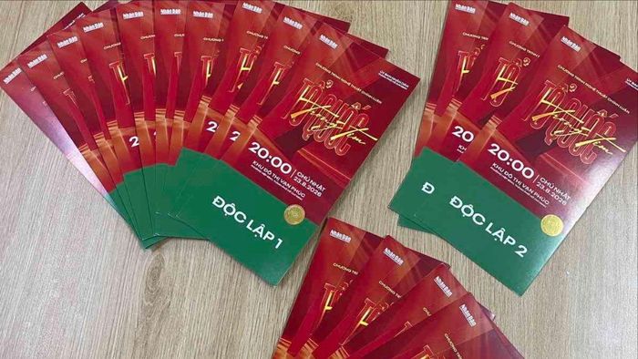  Công an thu giữ các vé được rao bán để xác minh. Ảnh: CACC 