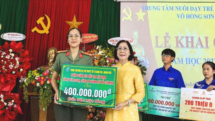  Phòng Cảnh sát điều tra tội phạm về ma túy, Công an TPHCM tặng 400 triệu đồng. Ảnh: NGUYỄN TRANG 