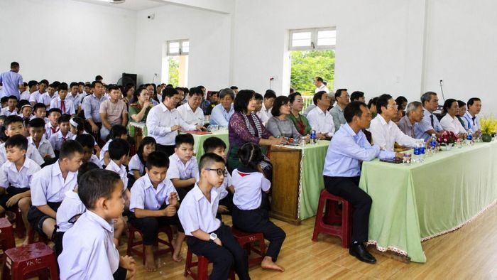  Các đại biểu và học sinh có mặt tại lễ khai giảng. Ảnh: NGUYỄN TRANG 