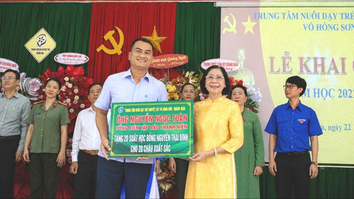 Báo Thanh niên tặng 20 suất học bổng Nguyễn Thái Bình. Ảnh: NGUYỄN TRANG 