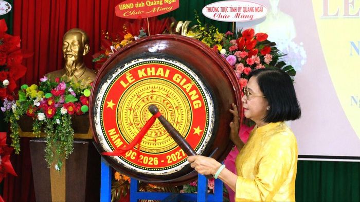  Bà Nguyễn Thị Thu Hà đánh trống khai giảng năm học mới. Ảnh: NGUYỄN TRANG 