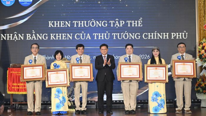 Phó Chủ tịch UBND TPHCM Nguyễn Mạnh Cường trao tặng Bằng khen của Thủ tướng Chính phủ cho những cá nhân, tập thể xuất sắc của Bệnh viện Hùng Vương (Ảnh: VIỆT DŨNG)