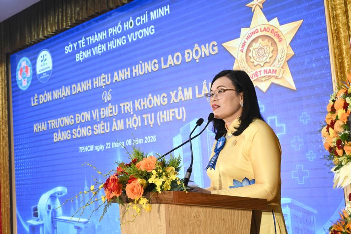 PGS-TS-BS Hoàng Thị Diễm Tuyết, Giám đốc Bệnh viện Hùng Vương chia sẻ tại buổi lễ đón nhận danh hiệu Anh hùng Lao động (Ảnh: VIỆT DŨNG)