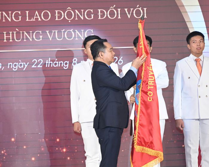 Chủ tịch UBND TPHCM Nguyễn Văn Được gắn Danh hiệu Anh hùng Lao động lên cờ truyền thống Bệnh viện Hùng Vương (Ảnh: VIỆT DŨNG)