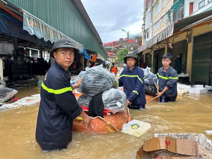  Lực lượng chức năng khẩn trương di dời tài sản khỏi khu vực ngập lũ sáng 22-8 