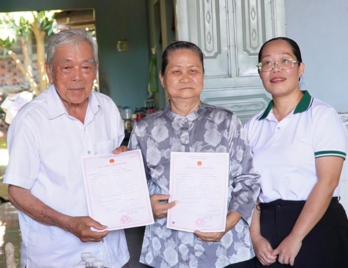 Ông Minh và bà Quít hạnh phúc khi lần đầu tiên được cầm giấy chứng nhận kết hôn