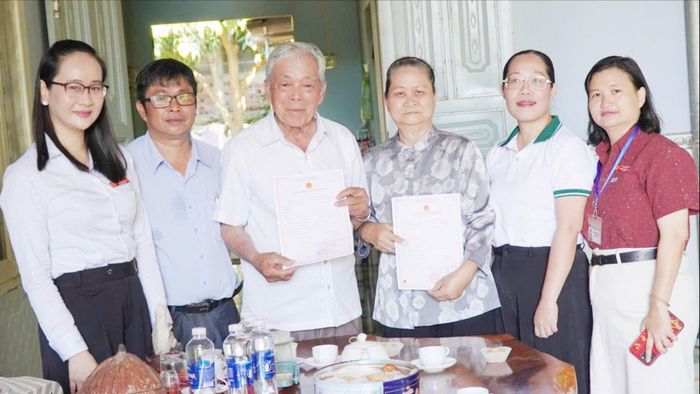 UBND xã Nghĩa Thành trao giấy chứng nhận kết hôn cho vợ chồng ông Minh và bà Quít