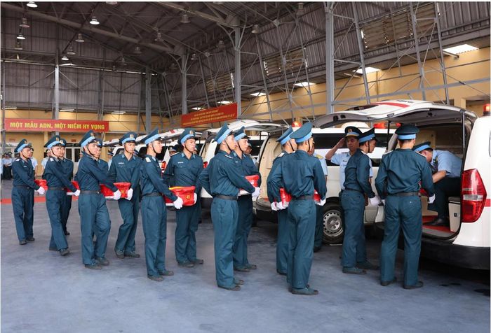  Cán bộ, chiến sĩ Lữ đoàn 918, Quân chủng Phòng không - Không quân di chuyển mẫu sinh phẩm hài cốt liệt sĩ lên xe chuyên dụng tới Trung tâm giám định ADN, Viện Hàn lâm KH-CN Việt Nam. Ảnh: QUANG PHÚC 