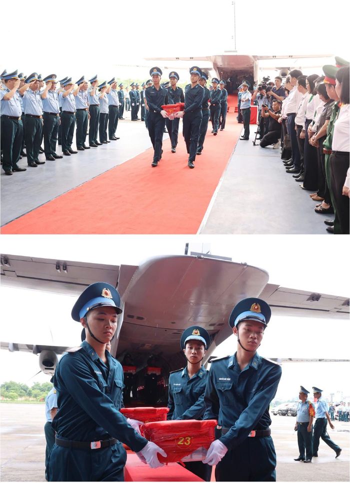  Cán bộ, chiến sĩ Lữ đoàn 918, Quân chủng Phòng không - Không quân đưa mẫu sinh phẩm hài cốt liệt sĩ từ máy bay tới lễ bàn giao, chiều 21-8. Ảnh: QUANG PHÚC 